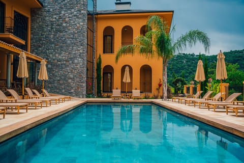Property building, Day, Swimming pool