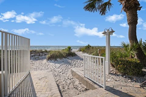 Sonrisa Unit-3/ Lovely Condo , 2 Bedrooms-2Baths Apartment in Belleair Beach