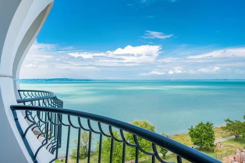 Balcony/Terrace, Lake view