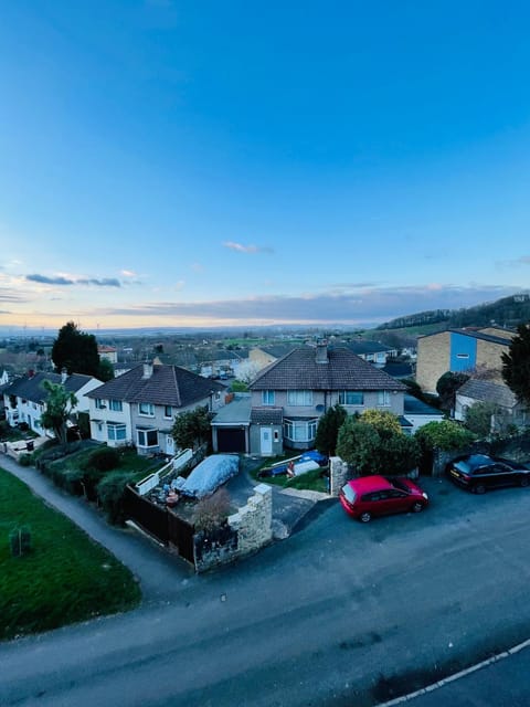 Cheerful 5-bedroom with free parking House in Bristol