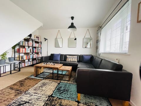 Cheerful 5-bedroom with free parking House in Bristol