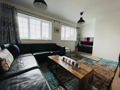 Cheerful 5-bedroom with free parking House in Bristol