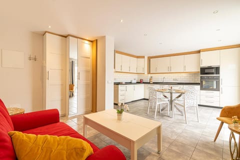 Kitchen or kitchenette, Living room, Seating area, Dining area, Sea view, dishwasher, locker, minibar, pet friendly, stove, toaster, washing machine