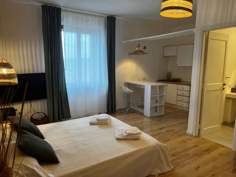 TV and multimedia, Photo of the whole room, Bedroom