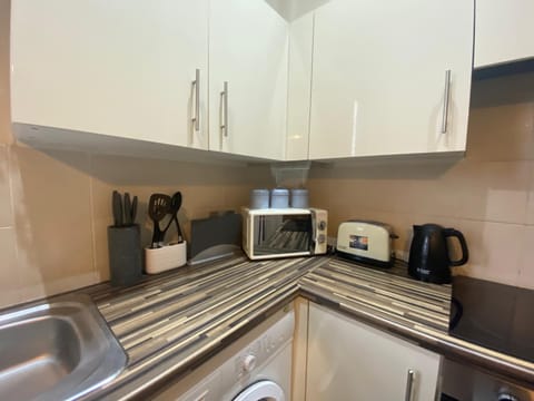Kitchen or kitchenette, minibar, toaster