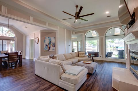 Grills and Boat Dock Comfy Cove on Lake Conroe House in Lake Conroe