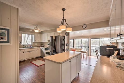 Lakefront Lavonia Cottage with 2-Story Dock! House in Lake Hartwell