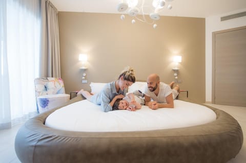 Bed, People, Bedroom, children, Family