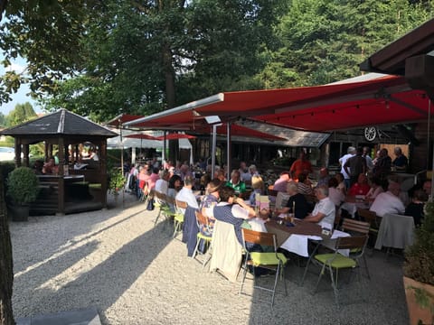 Restaurant/places to eat, Garden, Balcony/Terrace, group of guests
