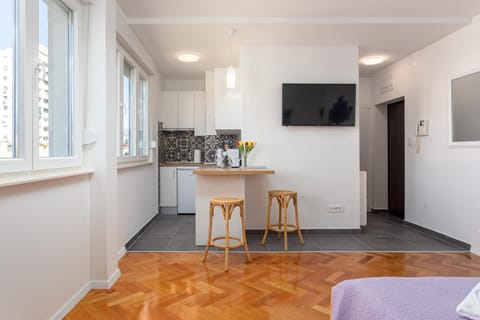 TV and multimedia, Coffee/tea facilities, Kitchen or kitchenette, Seating area, Dining area