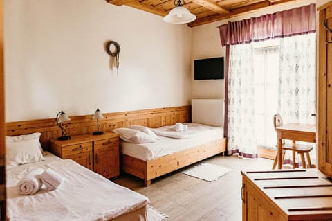 Bed, TV and multimedia, Balcony/Terrace, Photo of the whole room, Bedroom, towels