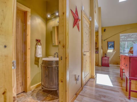 Salmon River Chalet - Meredith Lodging House in Welches