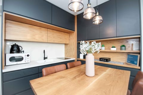 Coffee/tea facilities, Kitchen or kitchenette, Dining area, minibar, stove, toaster