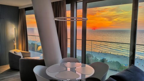 Balcony/Terrace, Living room, Seating area, Dining area, Sea view, Sunset