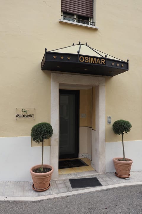Facade/entrance