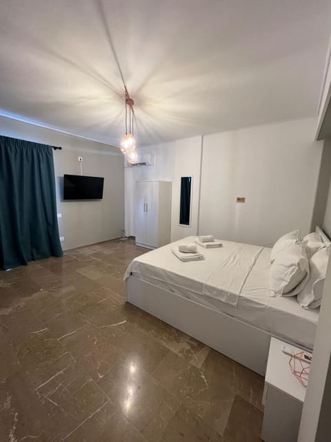 Bed, TV and multimedia, Bedroom