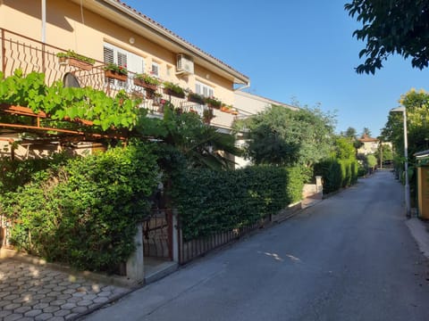 Property building, Neighbourhood