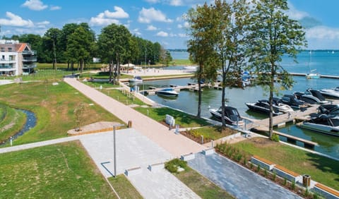 Spring, Day, Neighbourhood, Activities, Lake view, Location