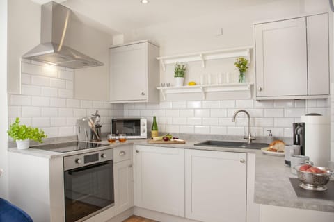 Coffee/tea facilities, Kitchen or kitchenette, dishwasher, oven, pet friendly, stove