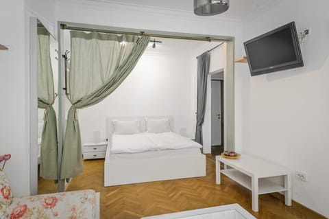 Bed, TV and multimedia, Photo of the whole room, Bedroom, towels