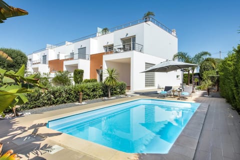 Property building, Garden, Swimming pool, Swimming pool