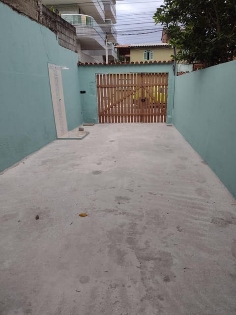 Shower, Facade/entrance