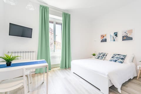 Bed, TV and multimedia, Photo of the whole room