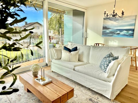 Day, Living room, Seating area, Garden view