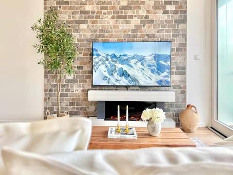 TV and multimedia, Living room, Photo of the whole room, fireplace