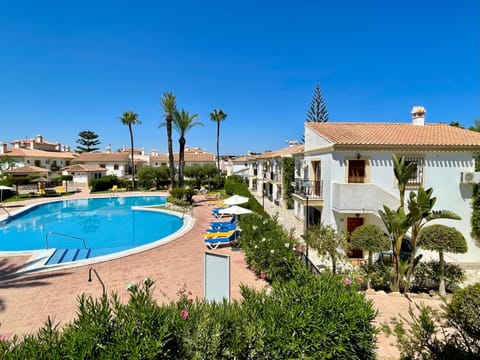 Property building, Garden view, Pool view, Swimming pool