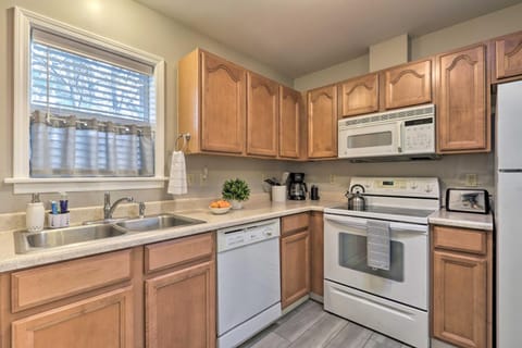 Centrally Located South Hill Apartment with Smart TV Apartment in Spokane