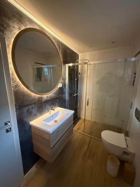 Shower, Toilet, Bathroom, Bath