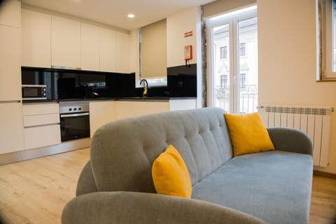 Coffee/tea facilities, Kitchen or kitchenette, Living room, Seating area, microwave, stove