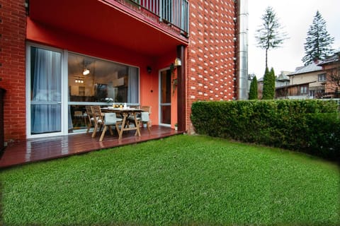 Patio, Spring, Day, Garden, Dining area, Garden view