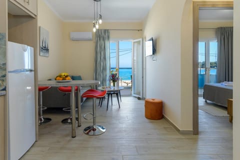 TV and multimedia, Kitchen or kitchenette, Living room, Seating area, Dining area, Sea view, Time of day, hair dresser, air conditioner
