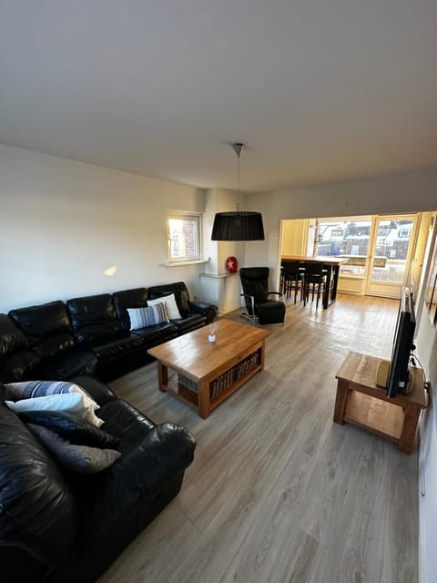 Communal lounge/ TV room, TV and multimedia, Living room