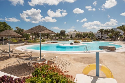 Swimming pool, sunbed