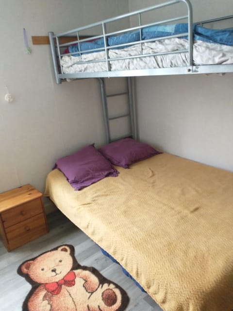 Bedroom, bunk bed