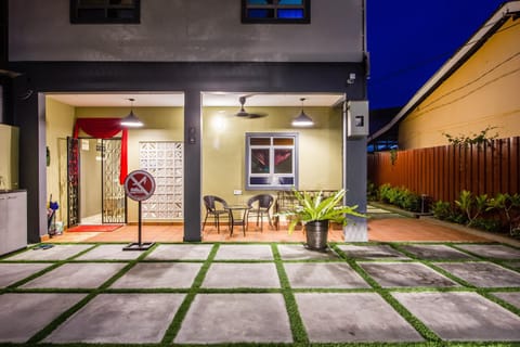 Property building, Facade/entrance, Garden, View (from property/room), Garden view