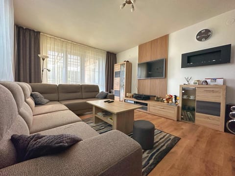 Communal lounge/ TV room, TV and multimedia, Living room, Seating area