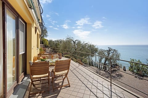 Property building, Balcony/Terrace, Living room