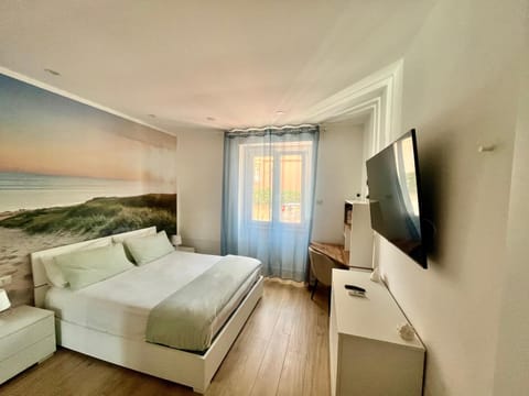 Bed, TV and multimedia, Photo of the whole room, Bedroom