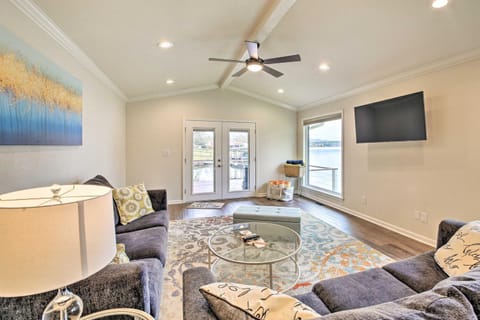 Boat Dock and Kayaks Waterfront Hot Springs Home! House in Rockwell