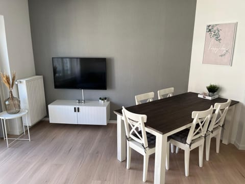 TV and multimedia, Living room, Seating area, Dining area