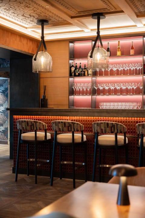 Restaurant/places to eat, Lounge or bar