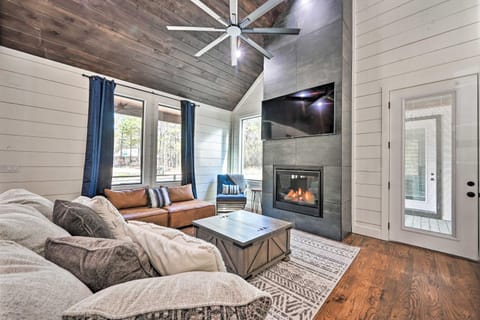 Private Hot Tub, Outdoor Fireplace Broken Bow Gem House in Broken Bow