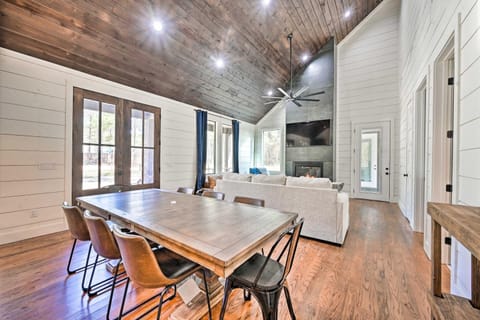 Private Hot Tub, Outdoor Fireplace Broken Bow Gem House in Broken Bow