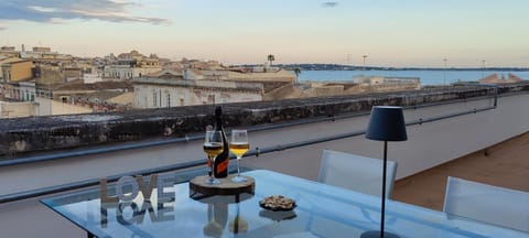 Day, Natural landscape, View (from property/room), Balcony/Terrace, Food and drinks, Dining area, Beach, Beach, City view, Sea view, Drinks