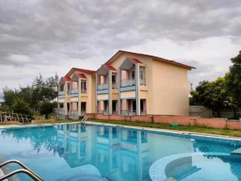 Property building, Day, Pool view, Swimming pool