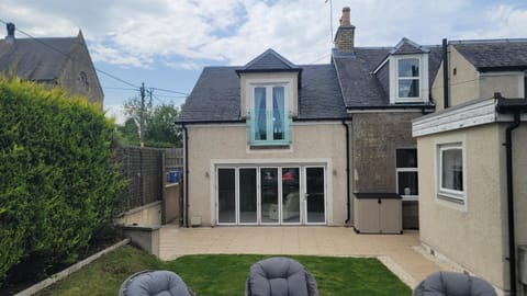 4 Private bedroom house with 3 parking spaces free Apartment in Perth